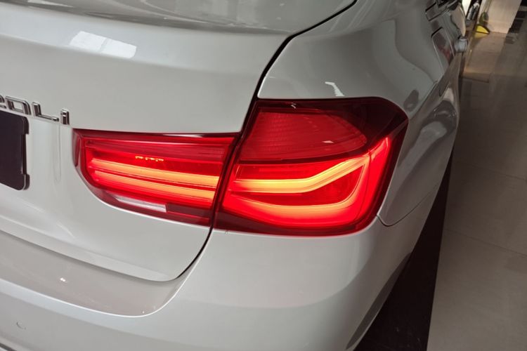 BMW 3 Series 2018 car image #8