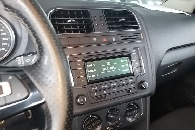 Volkswagen Polo 2015 car image #13