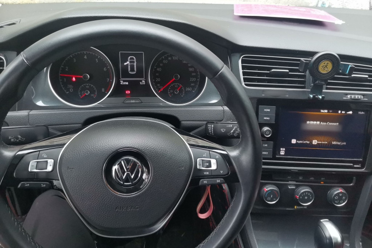 Volkswagen Golf 2019 car image #7