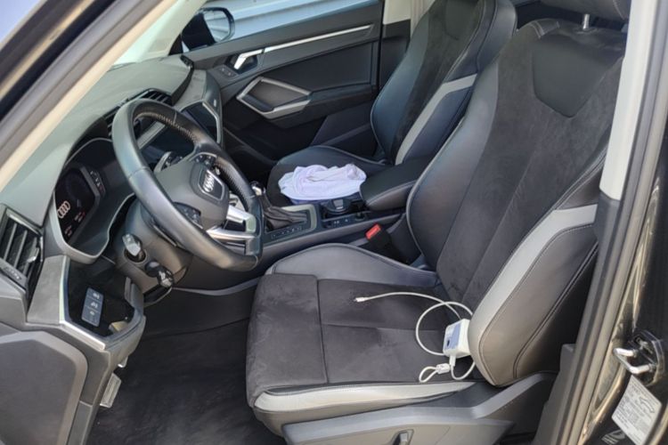 Audi Q3 2019 car image #17