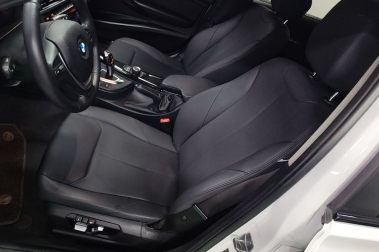 BMW 3 Series 2017 car image #15
