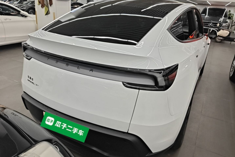 Tesla Model Y 2026 #6 Tesla Model Y 2026 car image #6