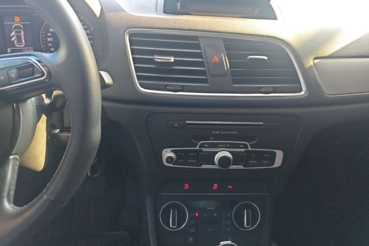 Audi Q3 2017 car image #13