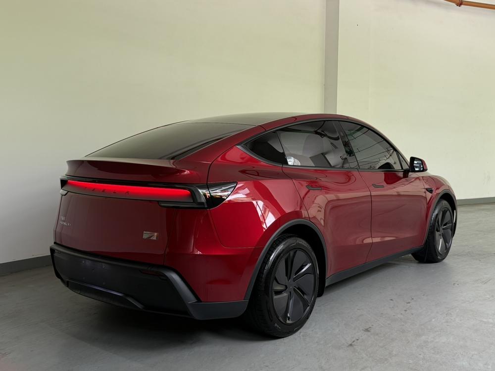 Tesla Model Y 2025 car image #5