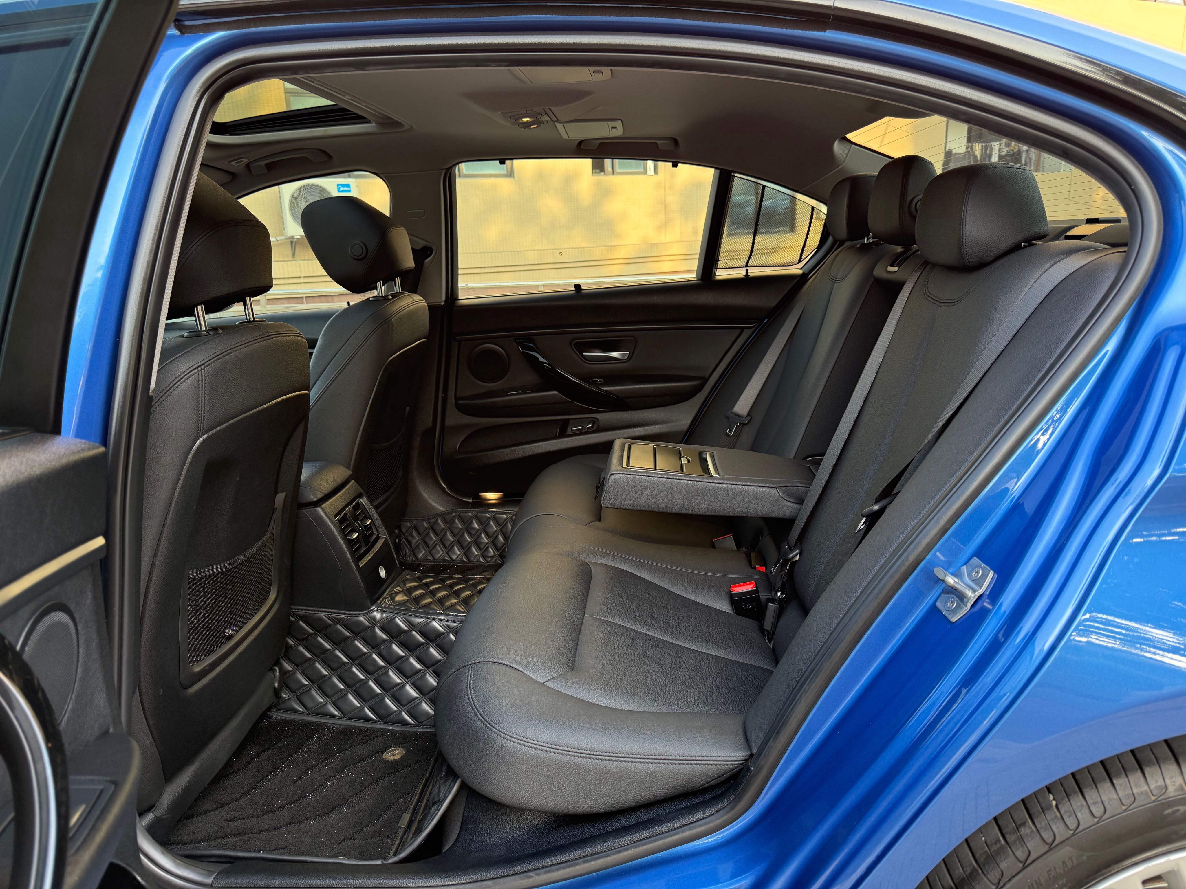 BMW 3 Series 2018 car image #9