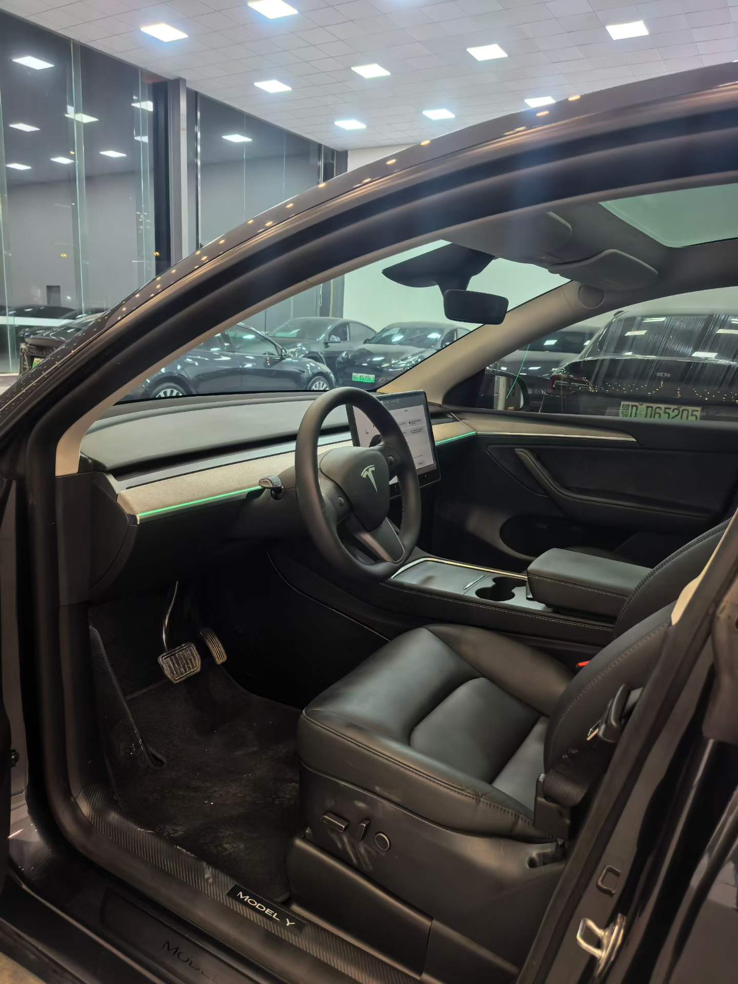 Tesla Model Y 2024 car image #8