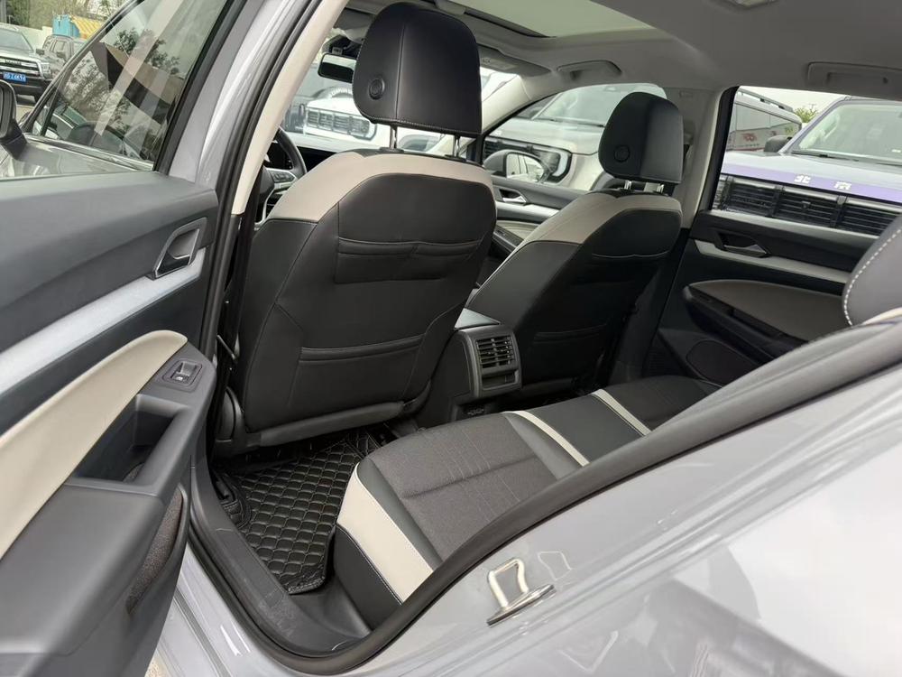 Volkswagen Golf 2021 car image #9