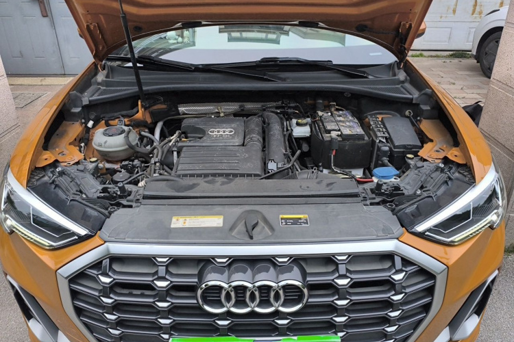 Audi Q3 2020 car image #18