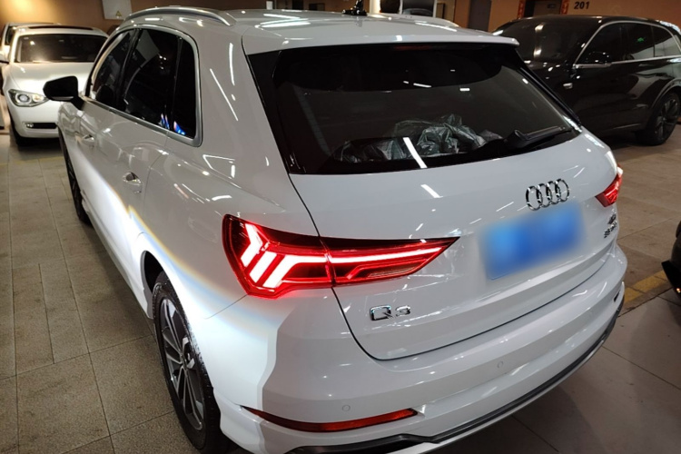 Audi Q3 2022 car image #5