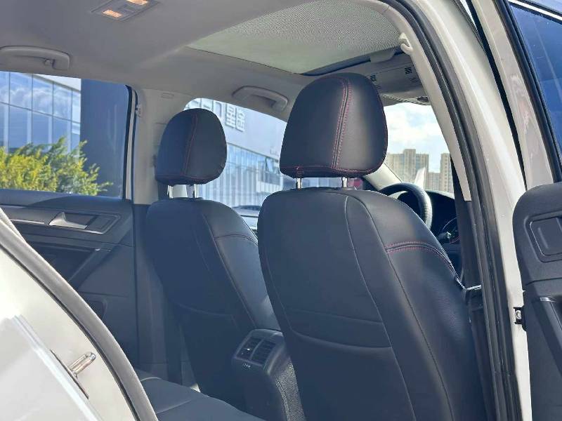 Volkswagen Golf 2017 car image #9