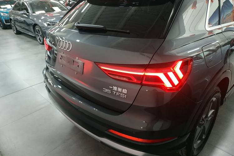 Audi Q3 2020 car image #6