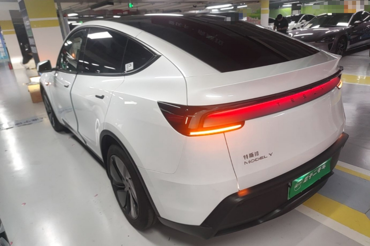 Tesla Model Y 2026 car image #7