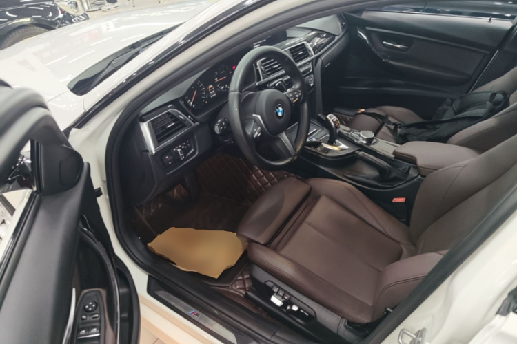 BMW 3 Series 2019 car image #16