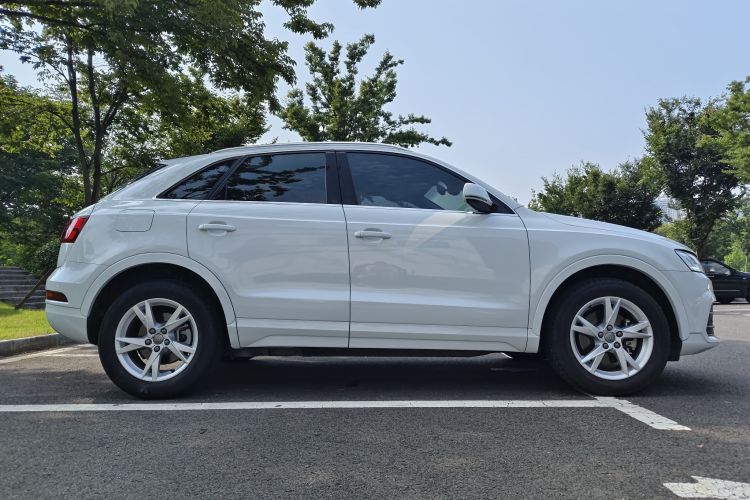 Audi Q3 2018 car image #5