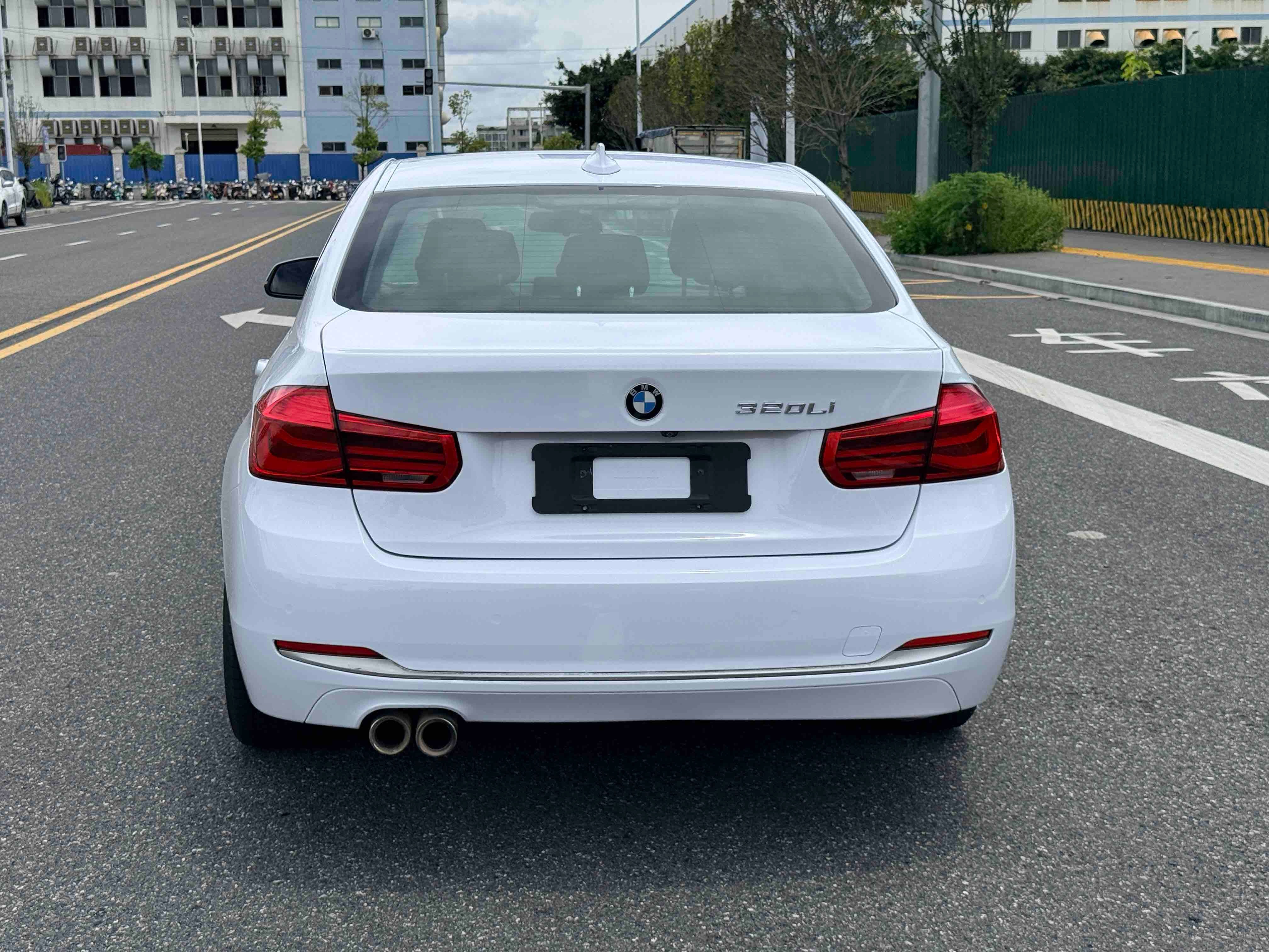 BMW 3 Series 2018 car image #10