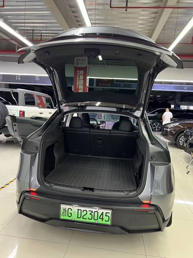 Tesla Model Y 2025 #13 Tesla Model Y 2025 car image #13