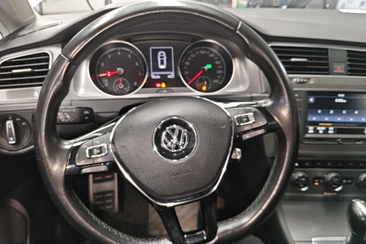 Volkswagen Golf 2017 car image #11