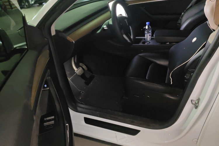 Tesla Model Y 2022 car image #13