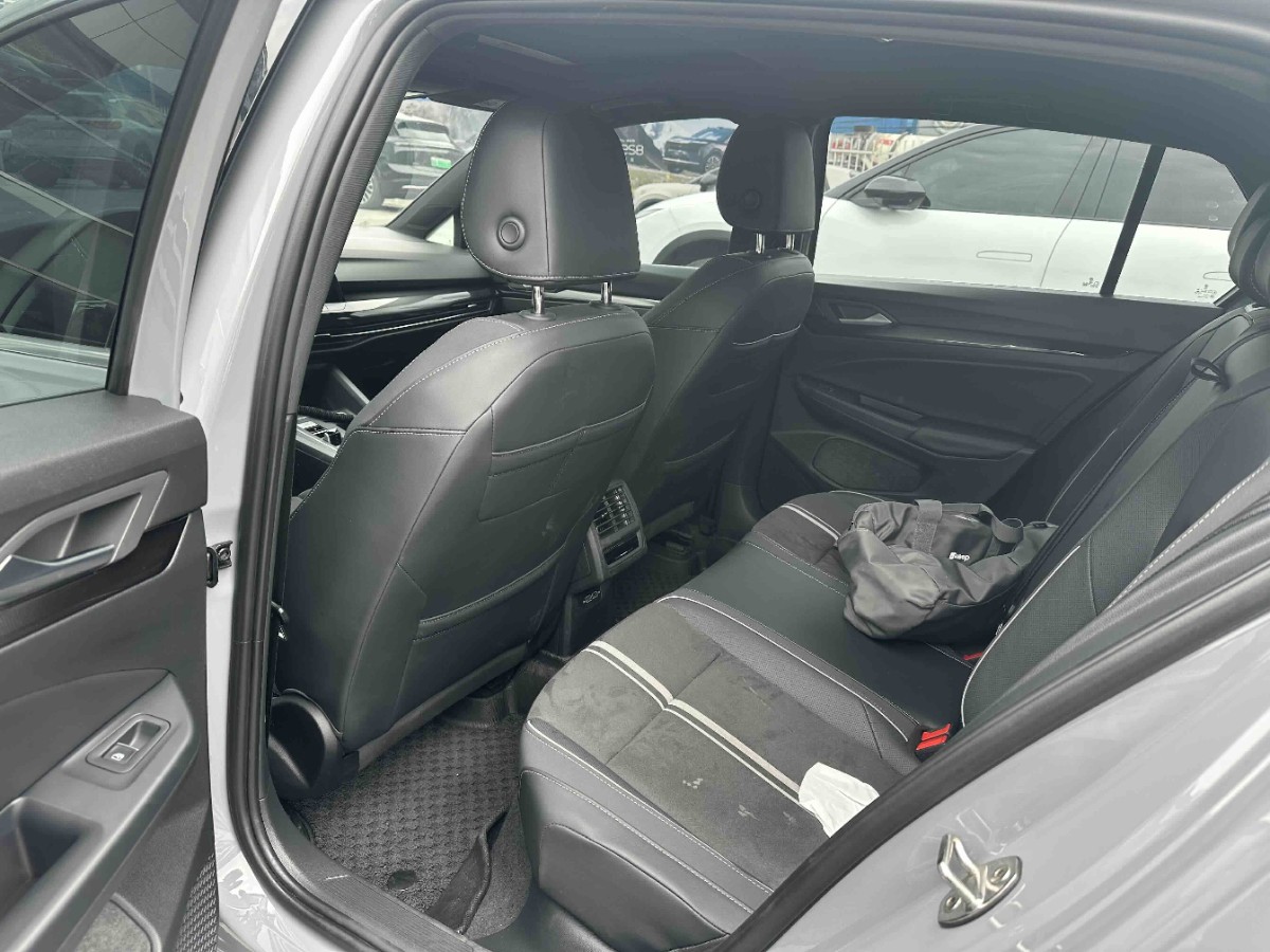 Volkswagen Golf 2023 car image #5