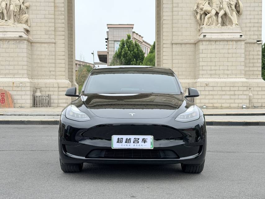 Tesla Model Y 2023 car image #2