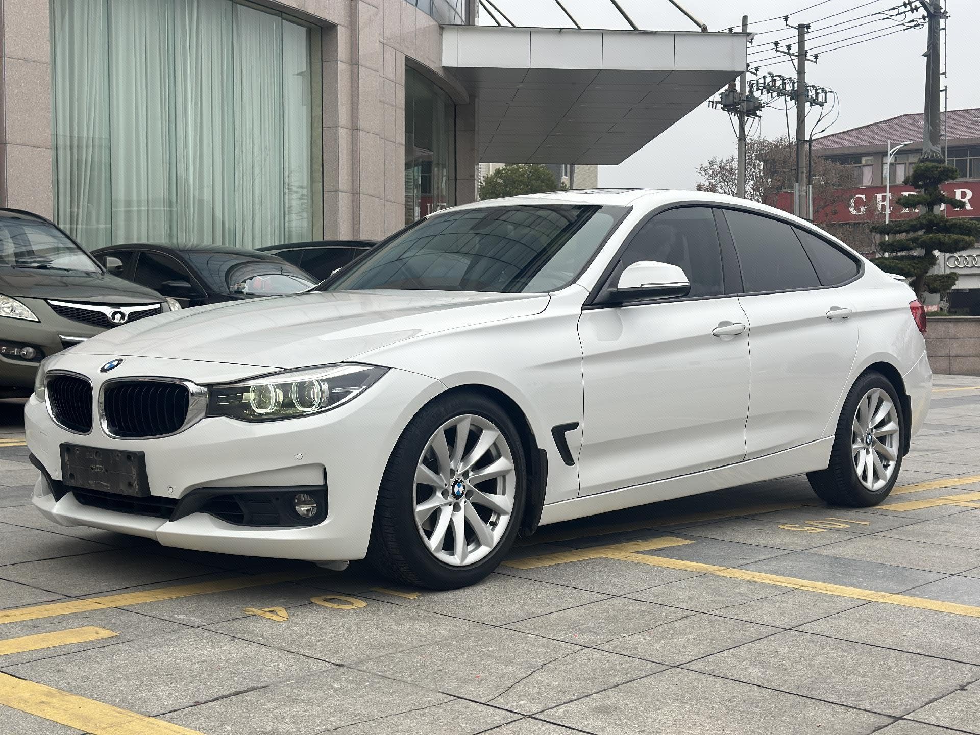 BMW 3 Series GT 2018 BMW 3 Series GT 2018 car image