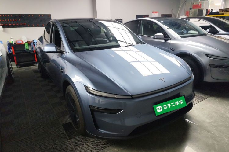 Tesla Model Y 2025 #4 Tesla Model Y 2025 car image #4