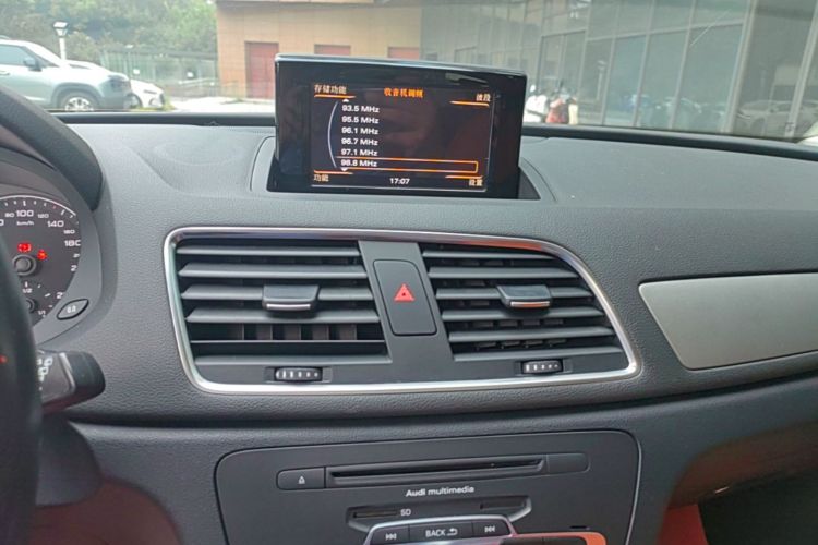 Audi Q3 2015 car image #20