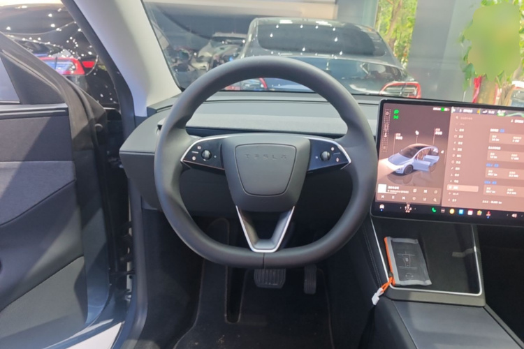 Tesla Model Y 2025 car image #11