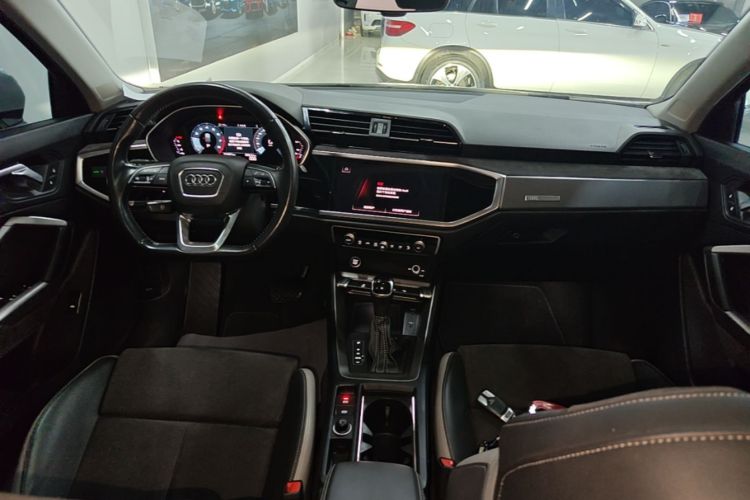 Audi Q3 2022 car image #10
