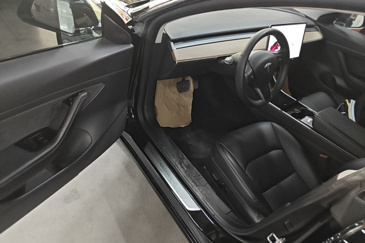 Tesla Model 3 2020 car image #16