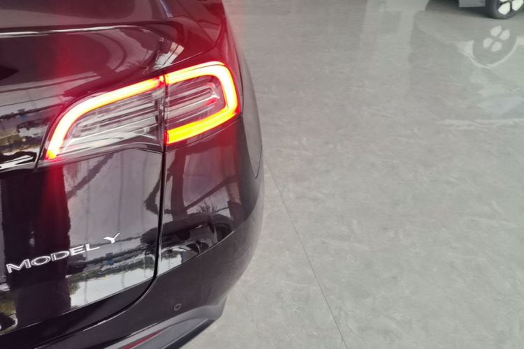 Tesla Model Y 2023 #8 Tesla Model Y 2023 car image #8