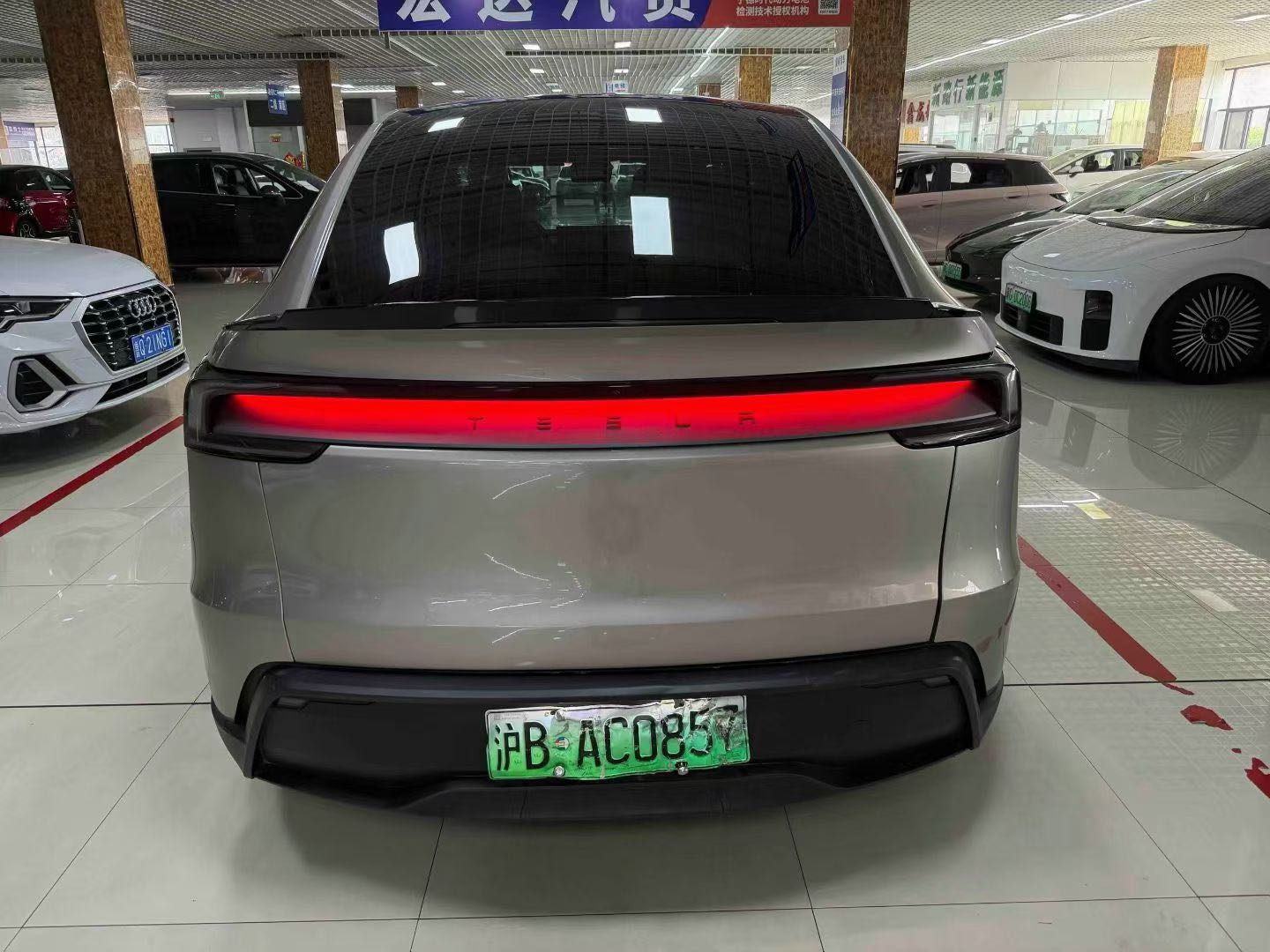 Tesla Model Y L 2025 #10 Tesla Model Y L 2025 car image #10