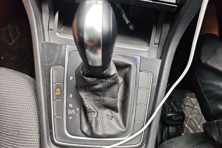 Volkswagen Golf 2020 car image #16