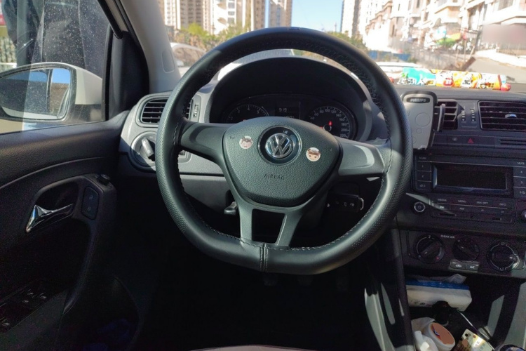 Volkswagen Polo 2016 car image #11