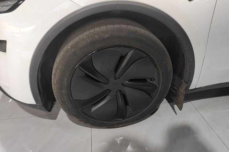 Tesla Model Y 2025 #9 Tesla Model Y 2025 car image #9