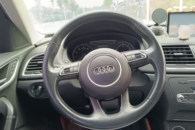 Audi Q3 2018 car image #12