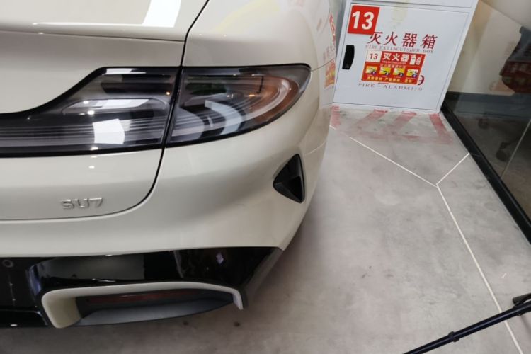 MI SU7 2025 immagine di auto #8