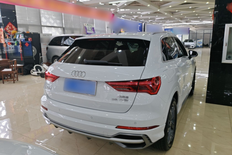 Audi Q3 2022 car image #5