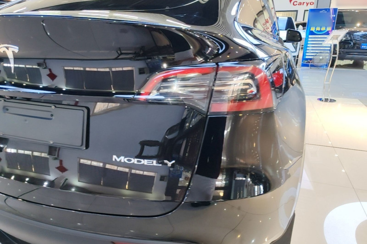 Tesla Model Y 2024 immagine di auto #8