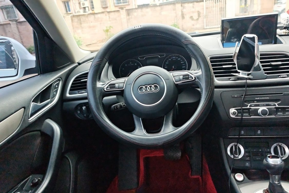 Audi Q3 2015 car image #22