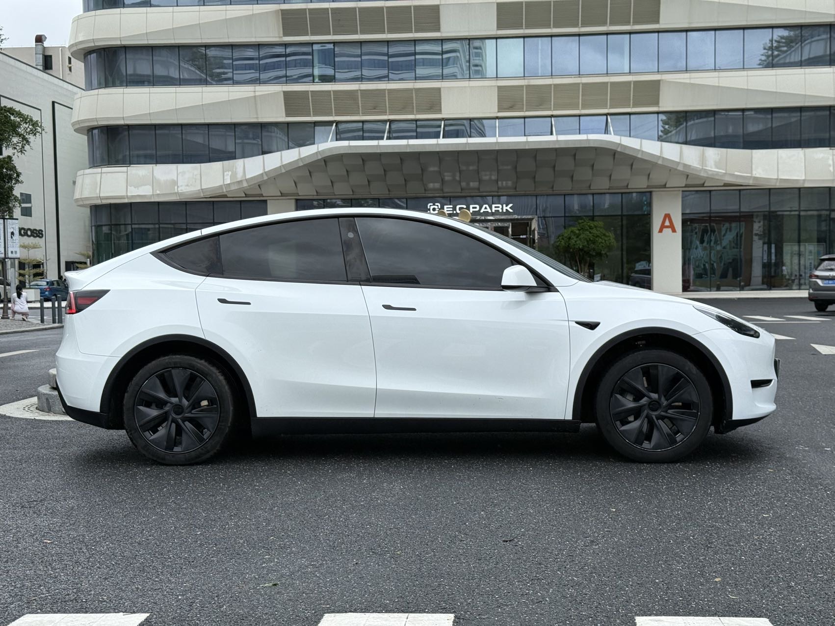 Tesla Model Y 2024 car image #13