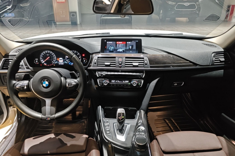 BMW 3 Series 2019 car image #10