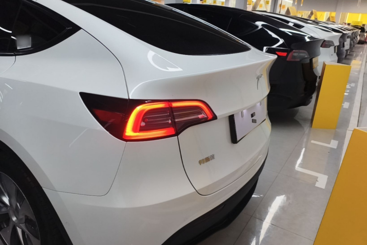 Tesla Model Y 2023 #4 Tesla Model Y 2023 car image #4