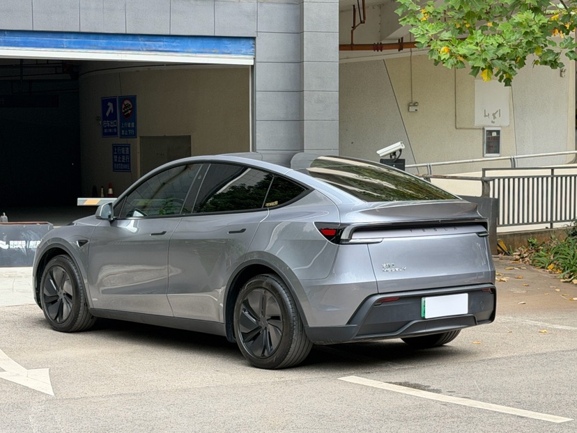 Tesla Model Y 2025 #5 Tesla Model Y 2025 car image #5