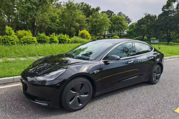 Tesla Model 3 2022 car image #2