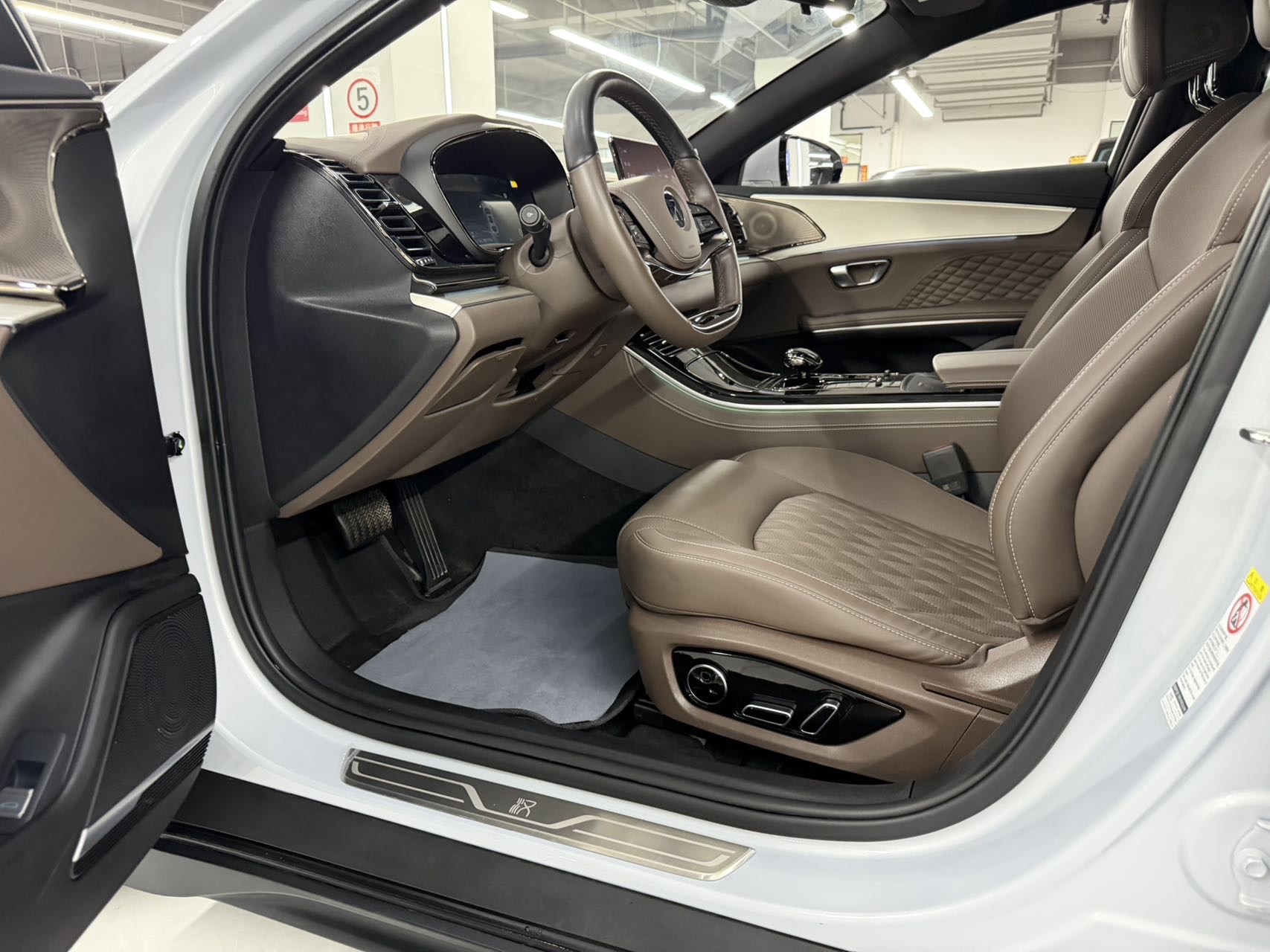 BYD Han 2024 car image #5
