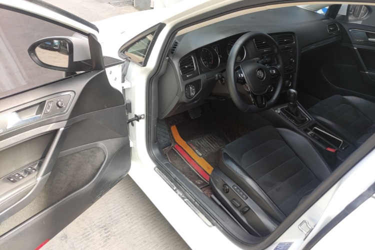 Volkswagen Golf 2018 car image #16
