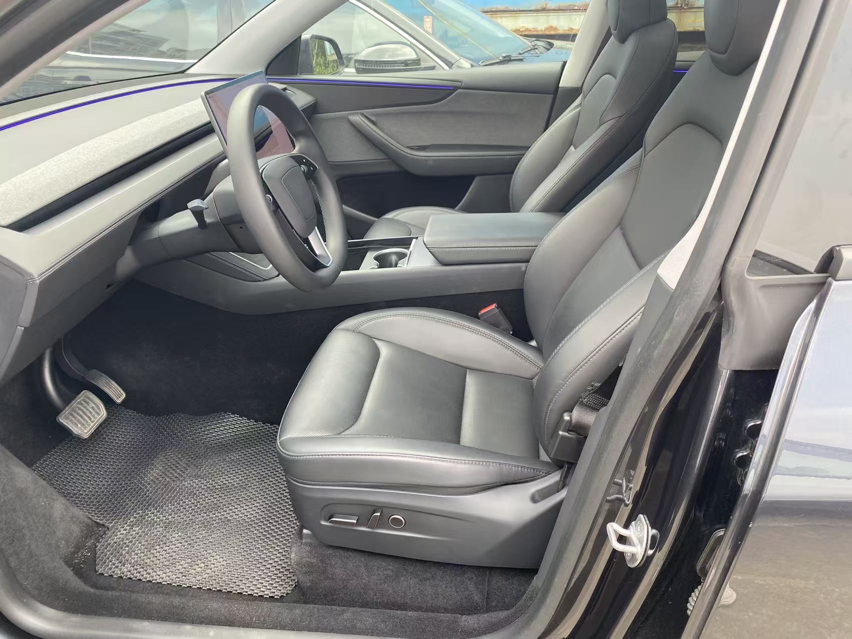 Tesla Model Y 2025 car image #2