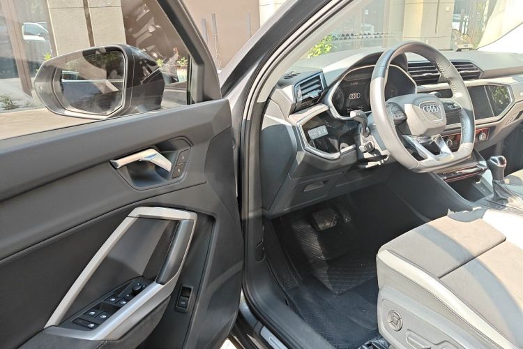 Audi Q3 2022 car image #9