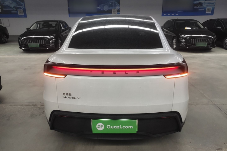 Tesla Model Y 2025 #4 Tesla Model Y 2025 immagine di auto #4